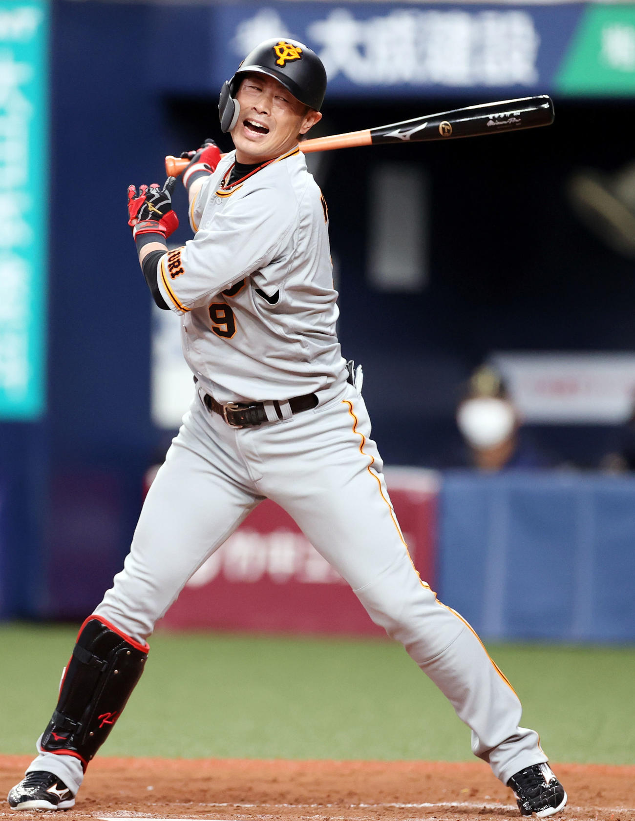 オリックス対巨人　3回表巨人1死、空振り三振に倒れる亀井（撮影・狩俣裕三）