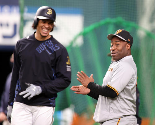 オリックス対巨人 試合前、モヤ(左)と談笑するウィーラー(撮影・狩俣裕三)