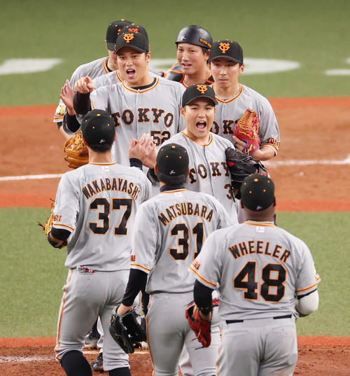 オリックス対巨人 9回裏オリックス2死満塁、ピンチも伏見寅威を三ゴロに抑えタッチを交わす鍵谷陽平(30)(撮影・清水貴仁)=2021年3月12日、京セラドーム大阪