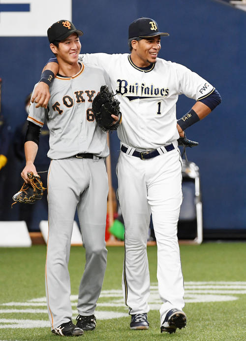 オリックス対巨人 試合前に笑顔で話す巨人秋広(左)とオリックスのモヤ(撮影・前岡正明)