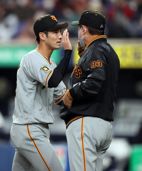 オリックス対巨人 試合後、原辰徳監督(右)とタッチを交わす若林(撮影・狩俣裕三)