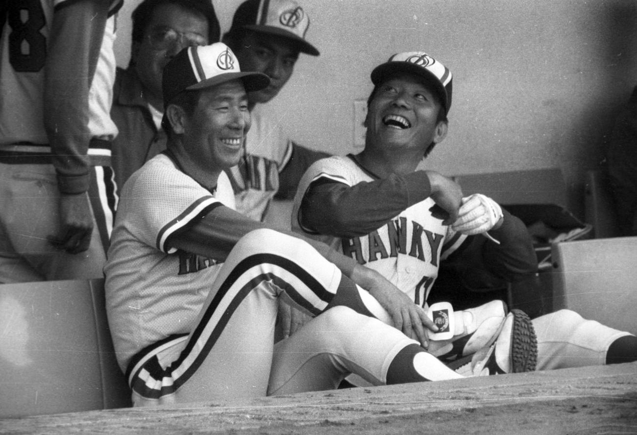 84年、広島との日本シリーズで、リラックスした表情でベンチに腰かける阪急上田利治監督（左）と大熊忠義コーチ