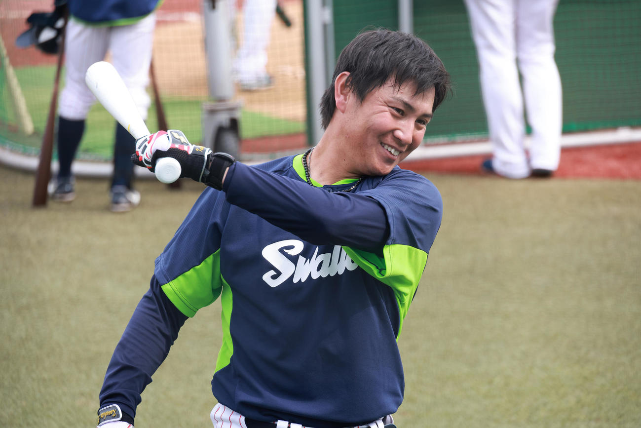 ヤクルト対ソフトバンク　合流し打撃練習するヤクルト川端（撮影・中島郁夫）