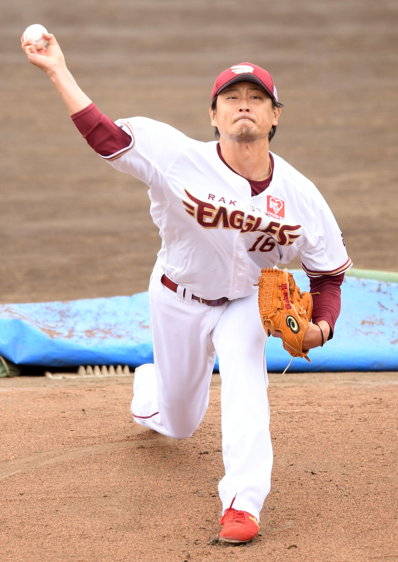 打撃練習で力投する楽天涌井（撮影・横山健太）