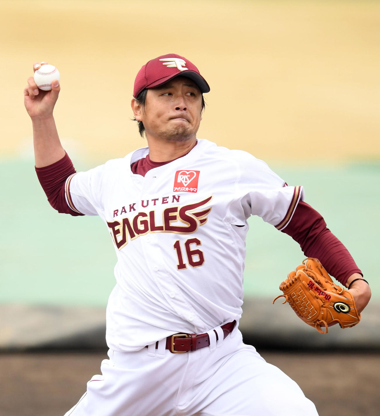 打撃練習で力投する楽天涌井（撮影・横山健太）