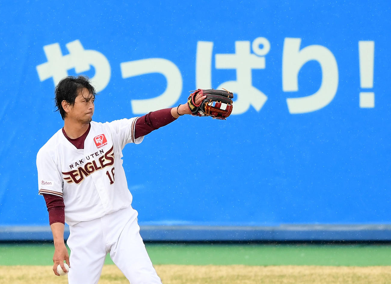 打撃練習での投球を終え、キャッチボールをする楽天涌井（撮影・横山健太）