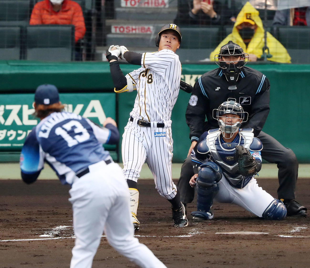 阪神対西武　2回裏阪神無死、佐藤輝は左越え本塁打を放つ、左は高橋（撮影・加藤哉）