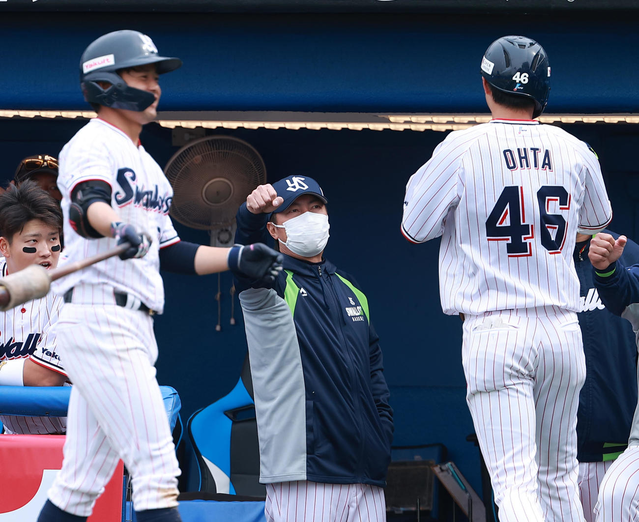 ヤクルト対ソフトバンク　3回裏ヤクルト無死、先制本塁打を放った太田（右端）を出迎える高津監督（中央）（撮影・中島郁夫）