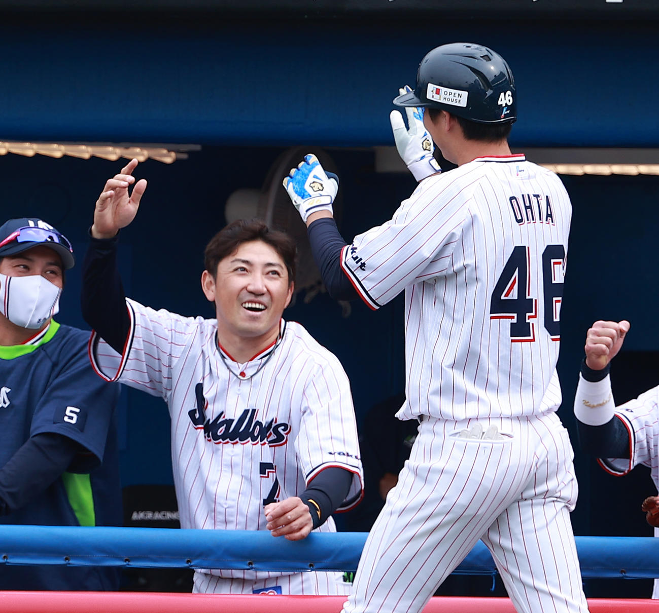 ヤクルト対ソフトバンク　3回裏ヤクルト無死、先制本塁打を放った太田（右）を出迎える内川（撮影・中島郁夫）