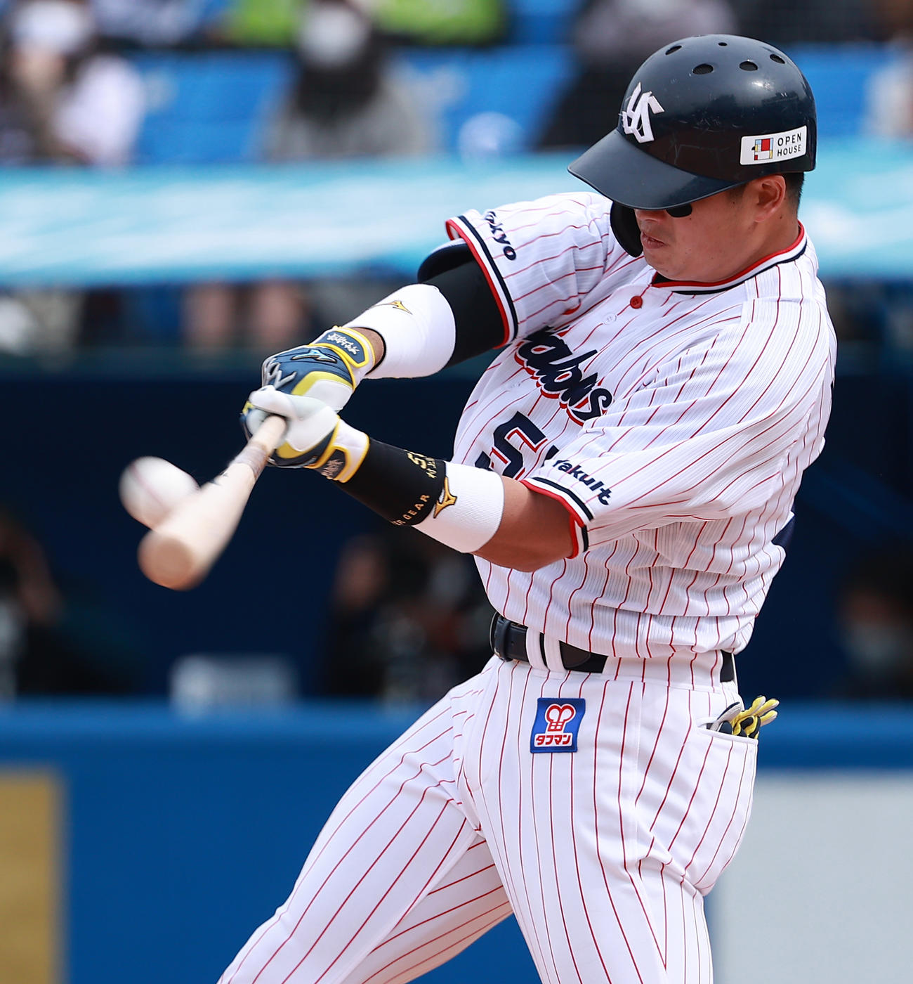 ヤクルト対ソフトバンク　3回裏ヤクルト2死一塁、2点本塁打を放つ村上（撮影・中島郁夫）