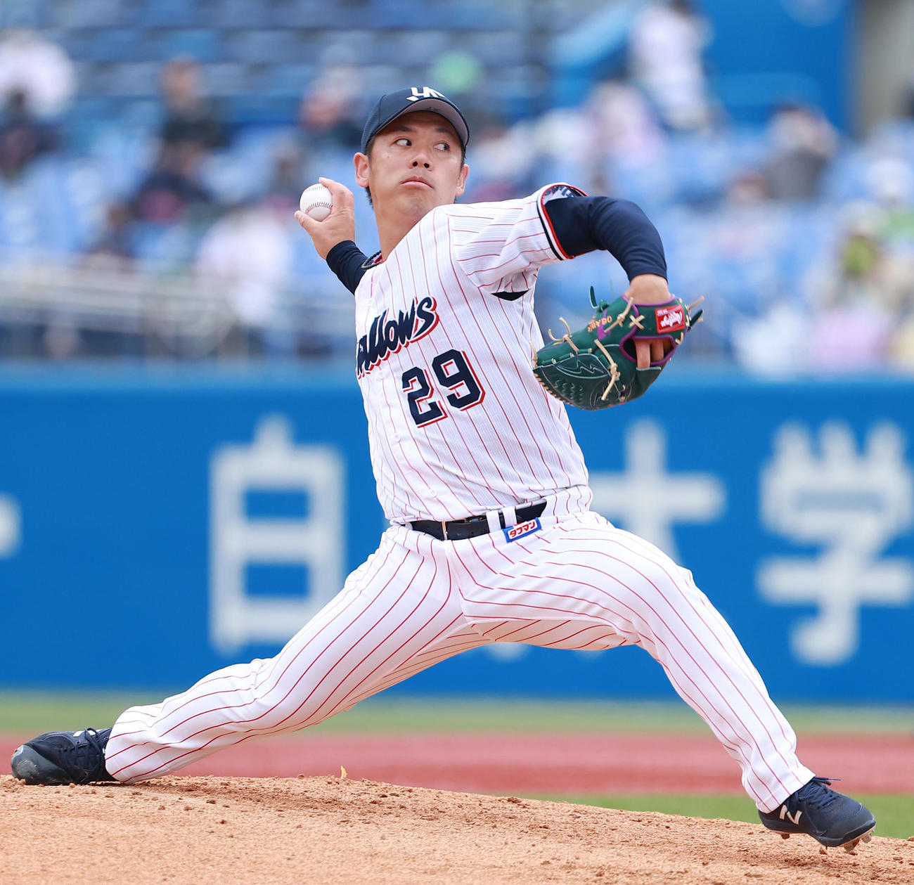 ヤクルト対ソフトバンク　先発で登板し力投するヤクルト小川（撮影・中島郁夫）