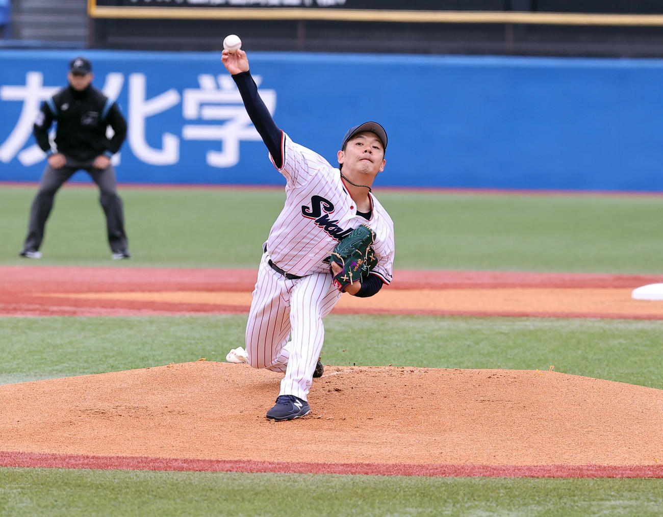 ヤクルト対ソフトバンク　力投するヤクルト先発の小川（撮影・浅見桂子）