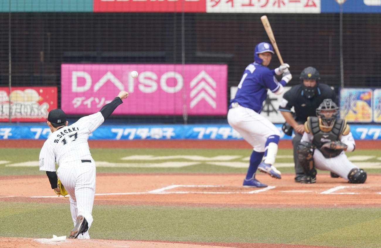 ロッテ対中日　6回表、力投するロッテ佐々木朗。打者京田（撮影・鈴木みどり）