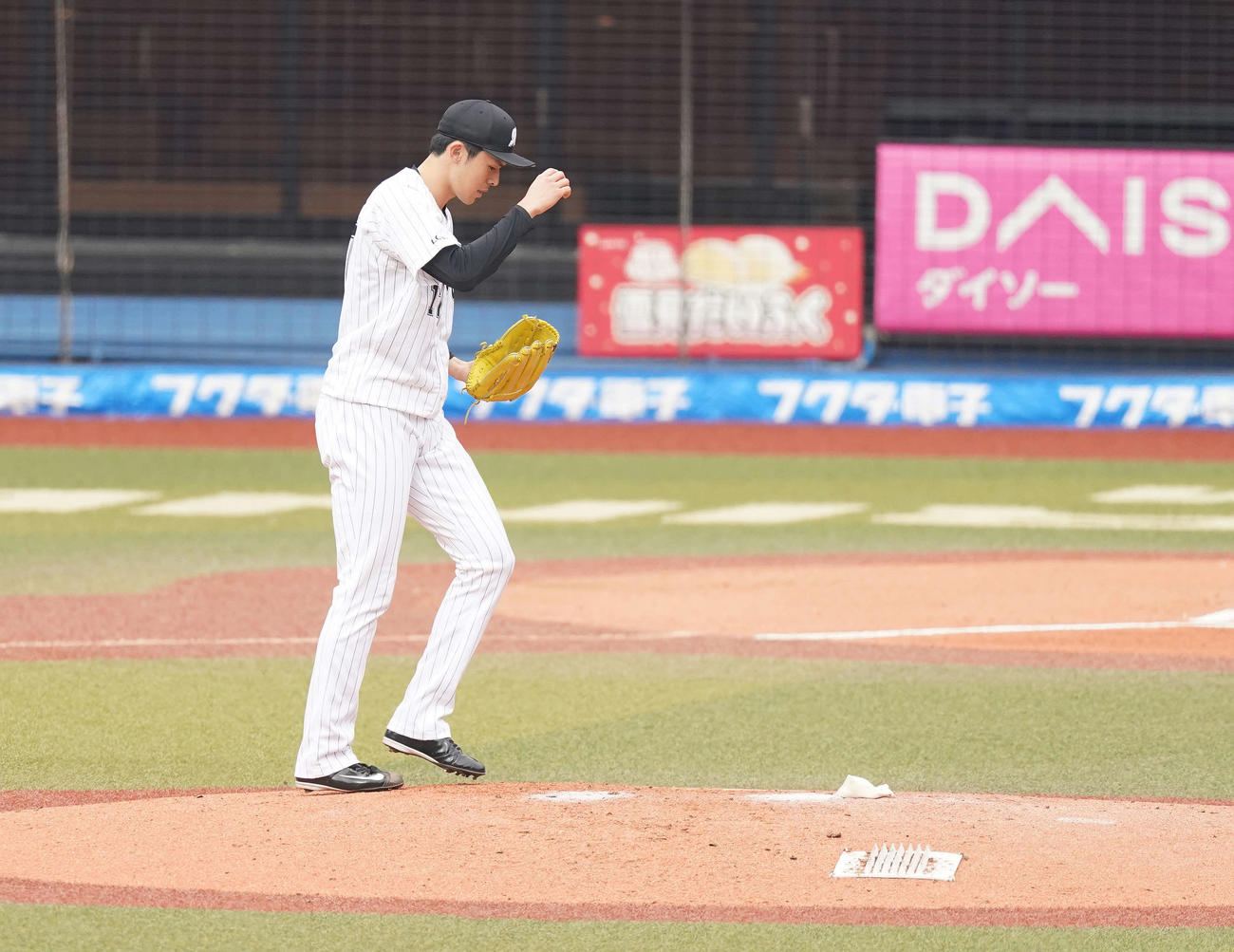 ロッテ対中日　6回表、マウンドへ向かうロッテ佐々木朗（撮影・鈴木みどり）