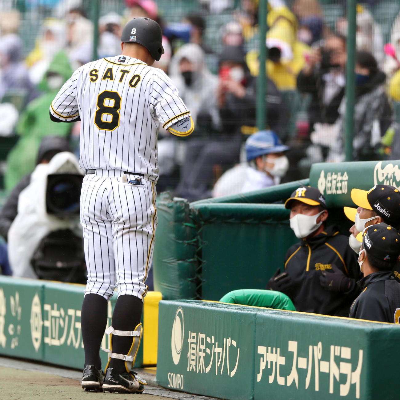 阪神対西武　2回裏阪神無死、佐藤輝（中央）は左越え本塁打を放ちベンチ前でポーズ（撮影・上山淳一）