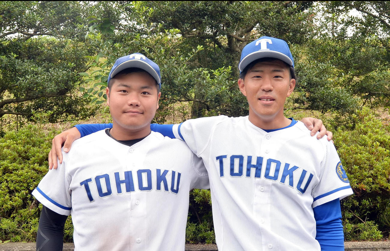 東北大野球部の医学部コンビ。左から桜井優、福岡（撮影・佐藤究）　