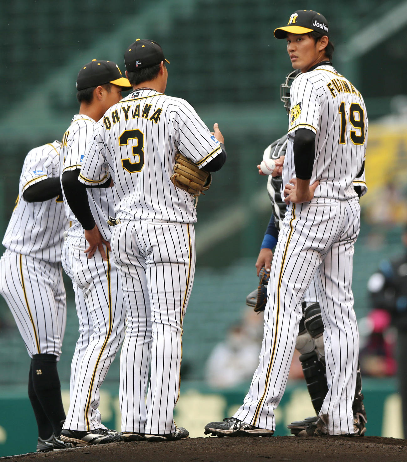 阪神対西武　藤浪（右）は初回に3失点する（撮影・上山淳一）