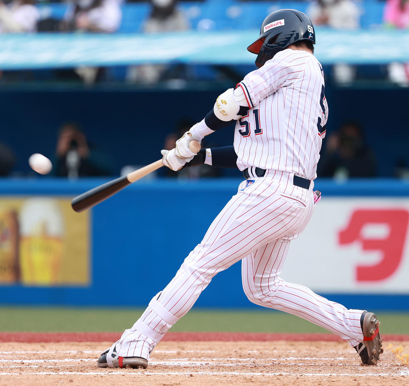 ヤクルト対ソフトバンク　7回裏ヤクルト無死一、二塁、3点本塁打を放つ浜田（撮影・中島郁夫）