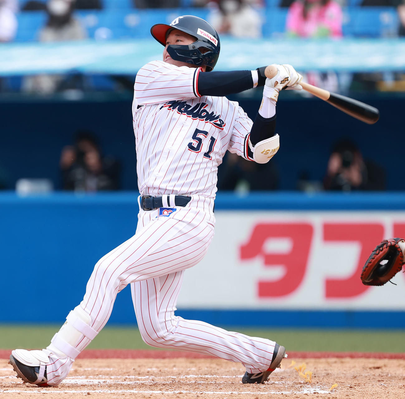 ヤクルト対ソフトバンク　7回裏ヤクルト無死一、二塁、3点本塁打を放つ浜田（撮影・中島郁夫）