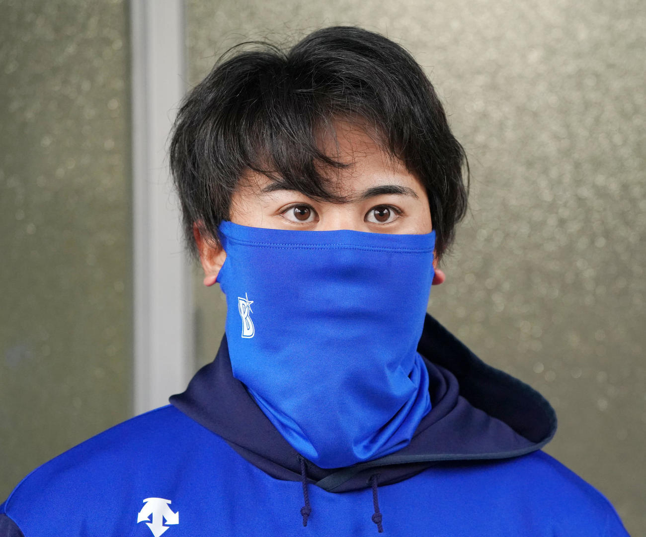 楽天対ロッテ　練習を終え取材に応じるDeNA浜口（撮影・横山健太）