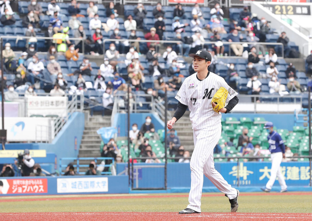 ロッテ対中日　6回表中日の攻撃を三者凡退に抑えたロッテ佐々木朗はファンの大拍手の中、笑みを浮かべながら引き揚げる（撮影・垰建太）