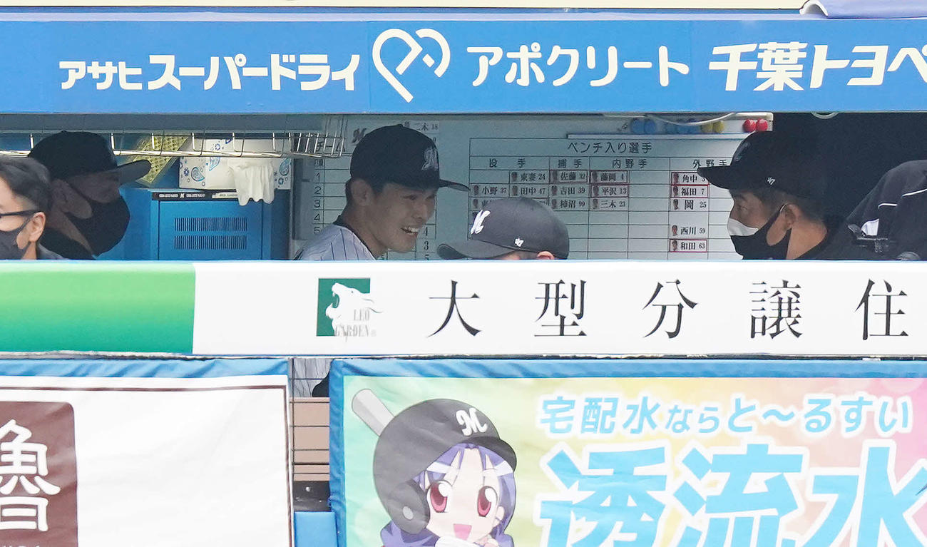ロッテ対中日　6回表を3者凡退に抑えたロッテ佐々木朗（中央）はベンチで笑顔（撮影・鈴木みどり）