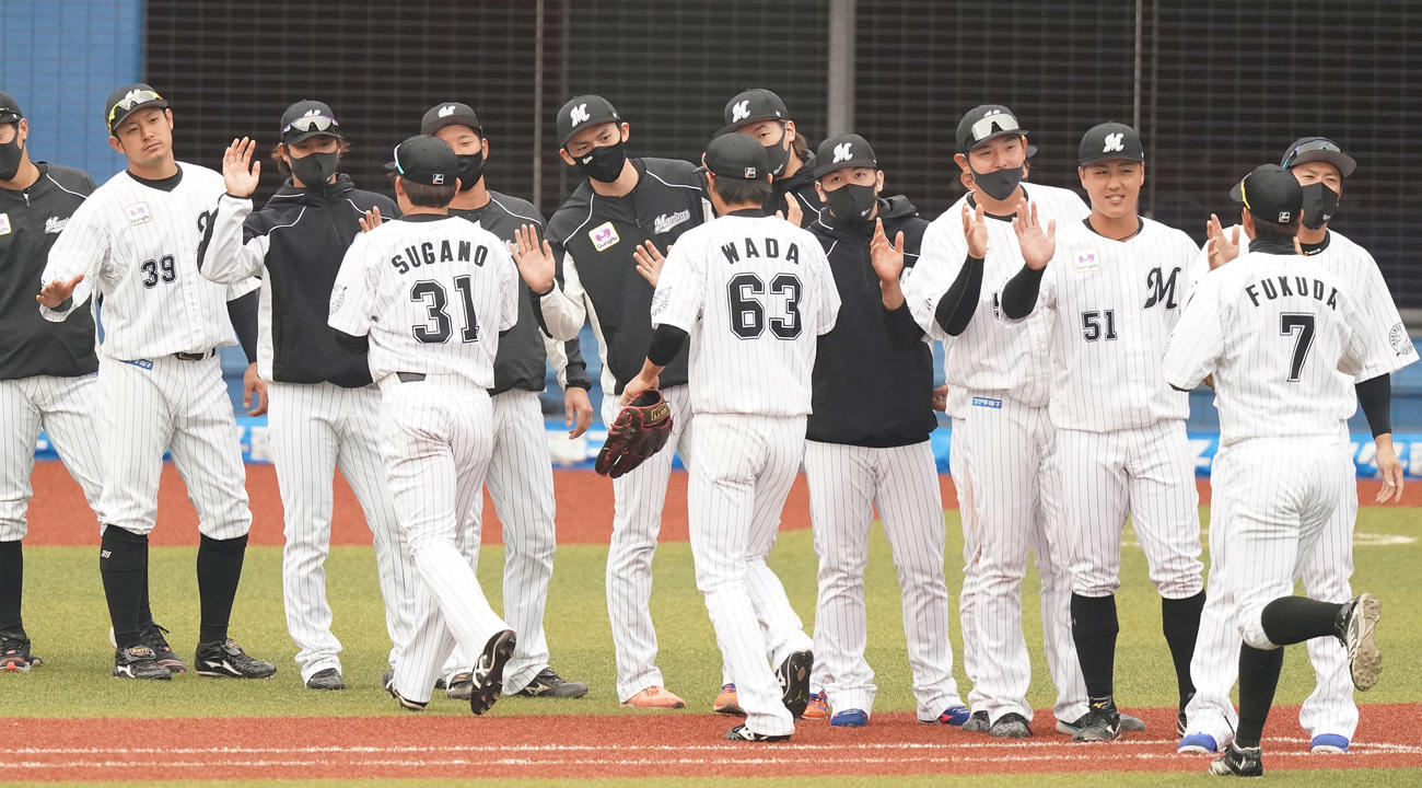 ロッテ対中日　中日に勝利し、ナインを迎えるロッテ佐々木朗（中央左）（撮影・鈴木みどり）