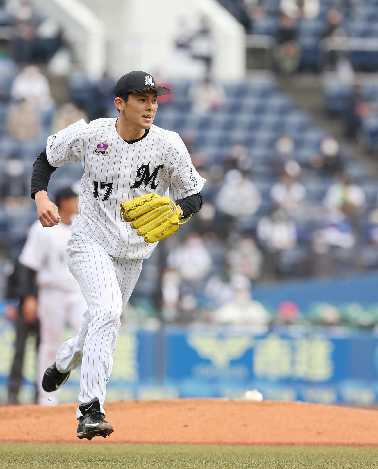ロッテ対中日　6回表中日無死、京田を一ゴロに仕留めベースカバーに走る佐々木朗（撮影・垰建太）