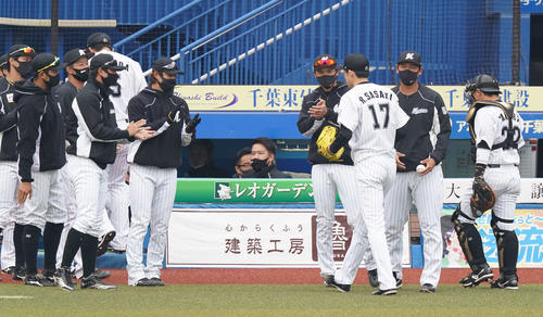 ロッテ対中日 6回表を3者凡退に抑えベンチへ戻るロッテ佐々木朗(右から3人目)を迎えるナイン(撮影・鈴木みどり)