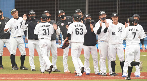 ロッテ対中日 中日に勝利し、ナインを迎えるロッテ佐々木朗(中央左)(撮影・鈴木みどり)