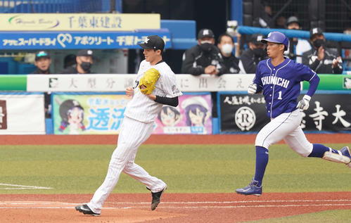 ロッテ対中日　6回表中日無死、京田を一ゴロに仕留める佐々木朗（撮影・鈴木みどり）