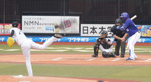 ロッテ対中日　6回表中日2死、ビシエドを見逃し三振に仕留める佐々木朗（撮影・鈴木みどり）