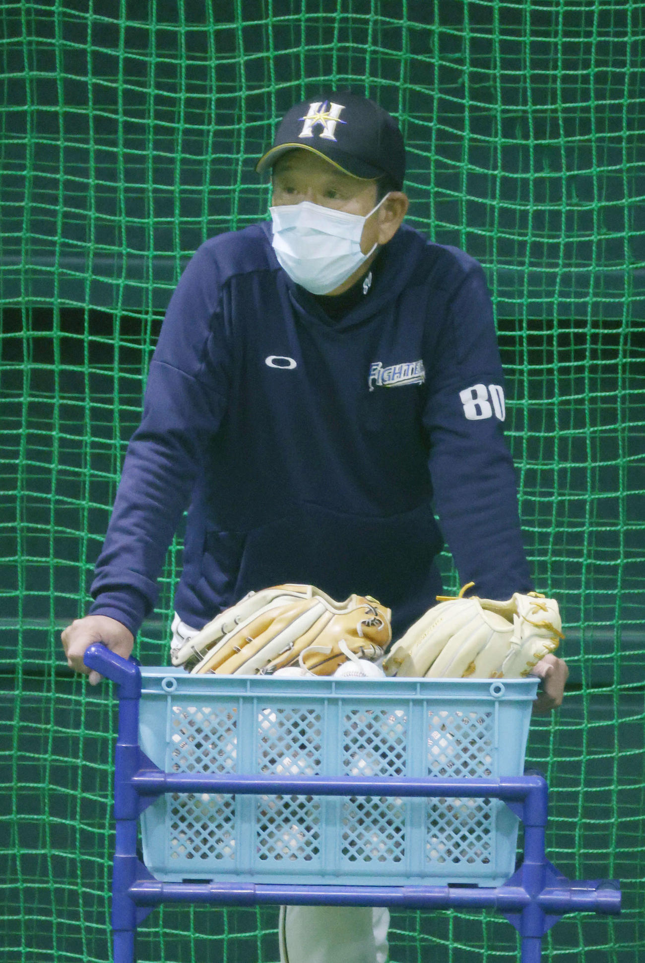 プロ野球日本ハム試合前練習　練習を見守る栗山監督（撮影・加藤孝規）