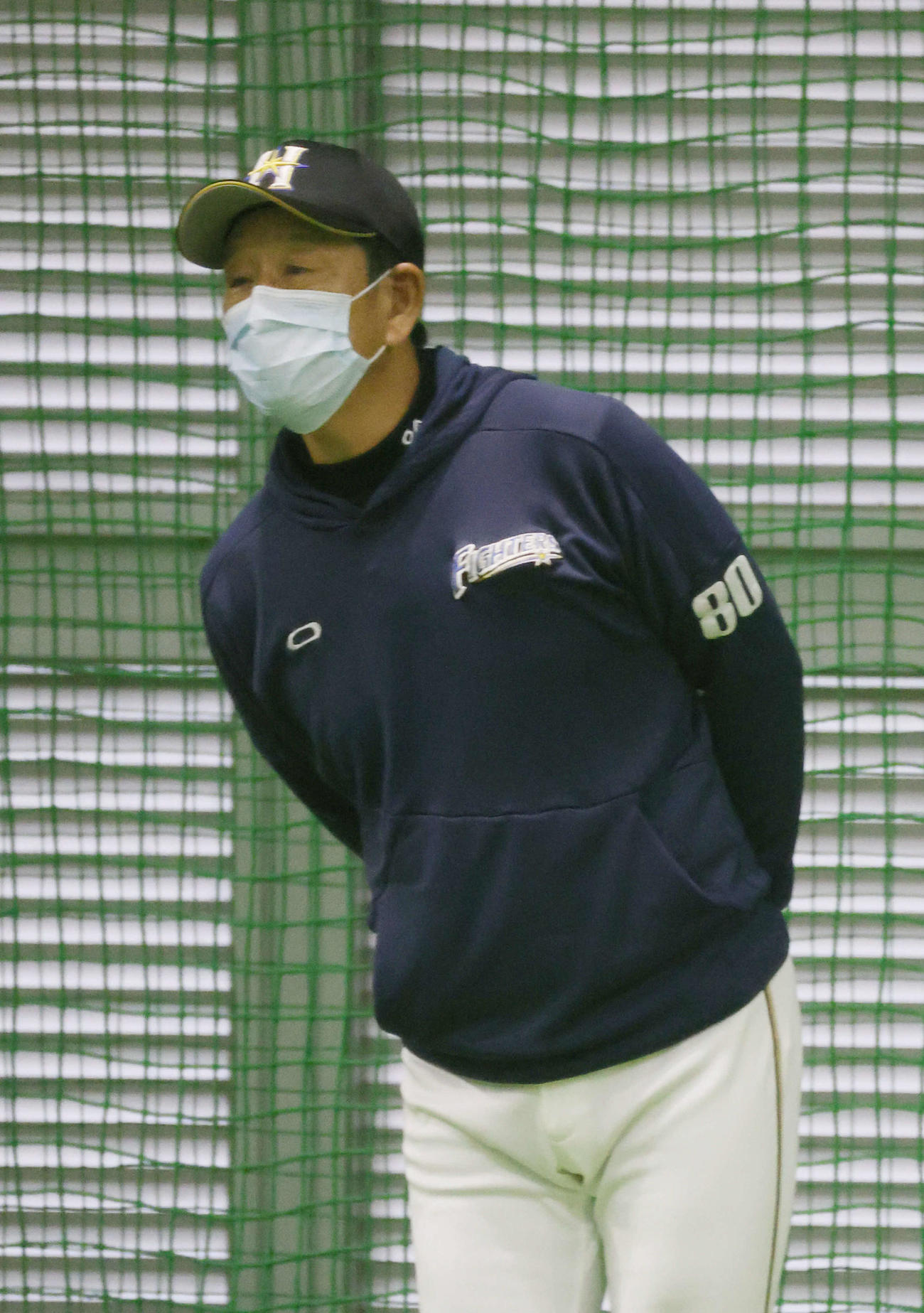 プロ野球日本ハム試合前練習　練習を見守る栗山監督（撮影・加藤孝規）