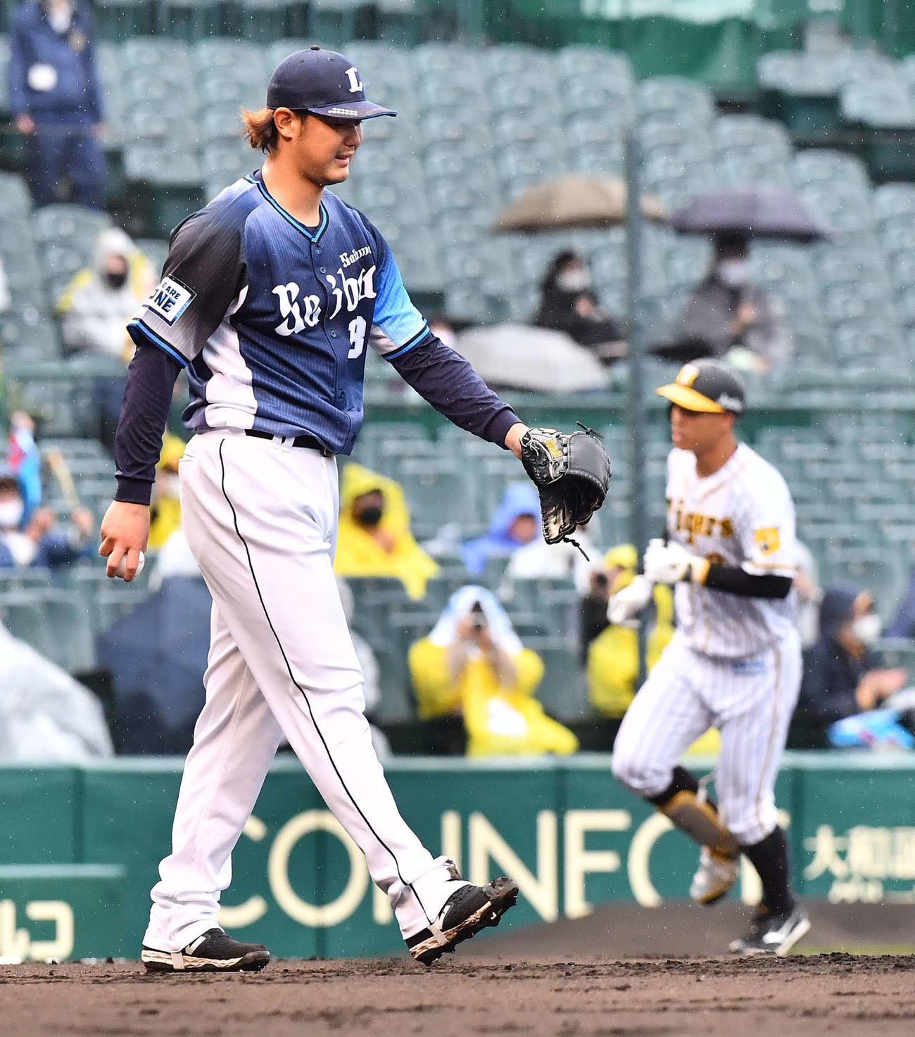 阪神対西武　2回裏阪神無死、佐藤輝（右）に左越えソロ本塁打を浴びる高橋（撮影・上田博志）