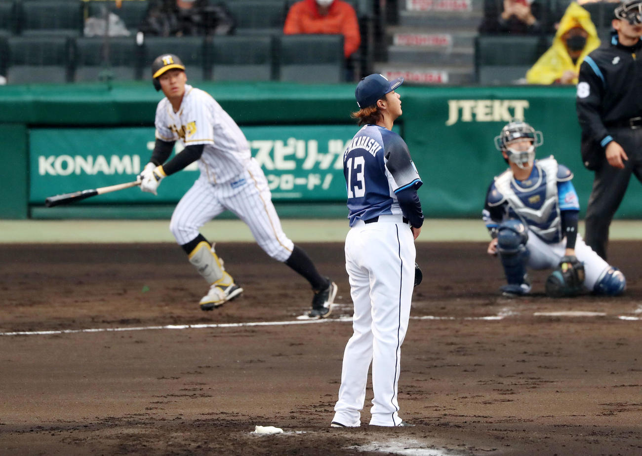 阪神対西武　2回裏阪神無死、高橋は佐藤輝に左越え本塁打を被弾（撮影・加藤哉）