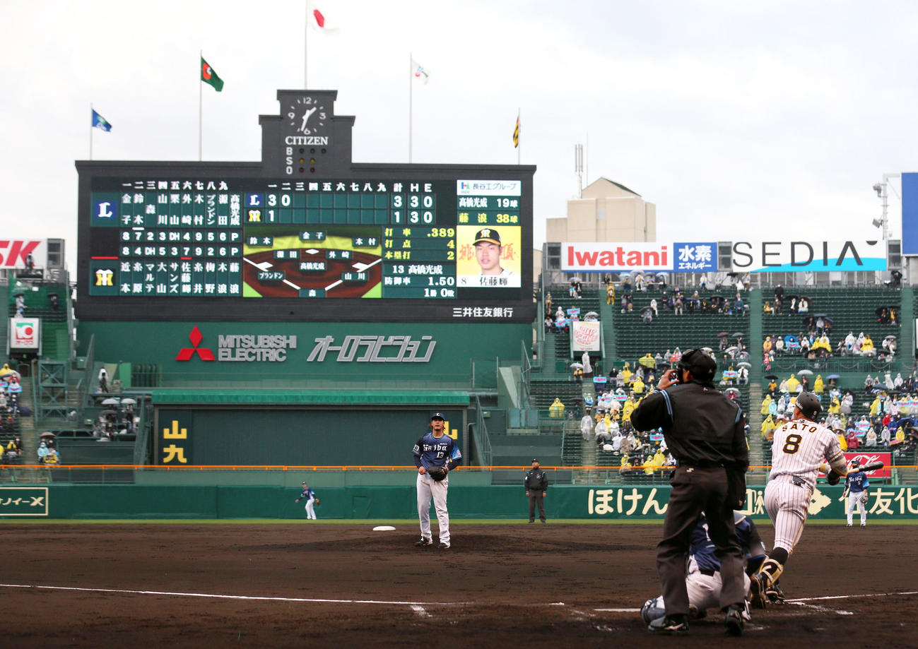 阪神対西武　2回裏阪神無死、佐藤輝は左越え本塁打を放つ（撮影・上山淳一）