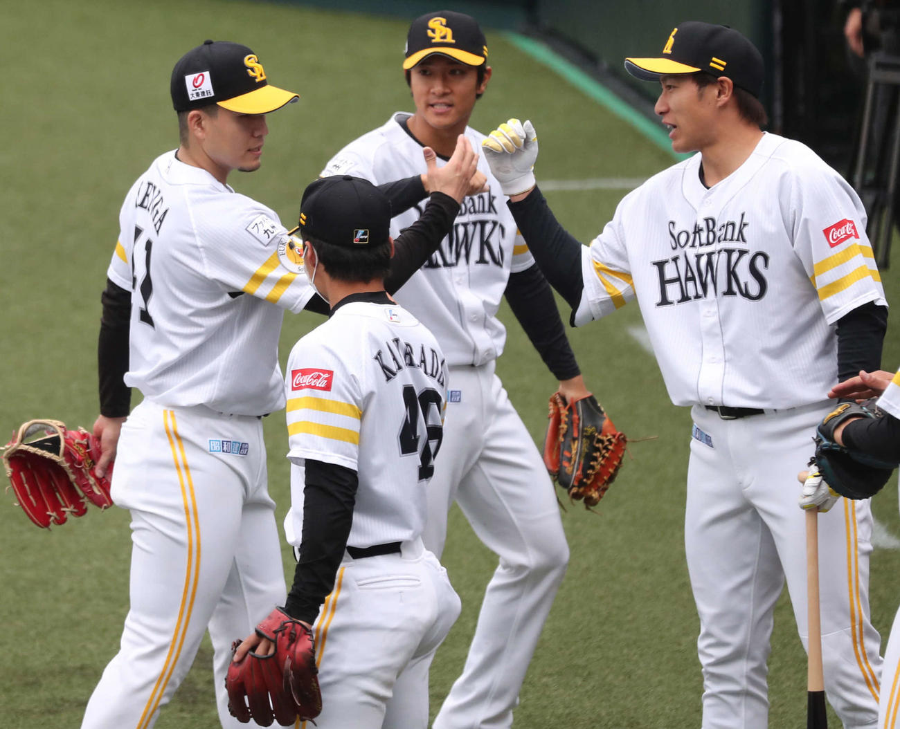 中日との2軍戦に先発したソフトバンク千賀（左）は2回を無失点に抑え、柳田（右）とグータッチ（撮影・梅根麻紀）