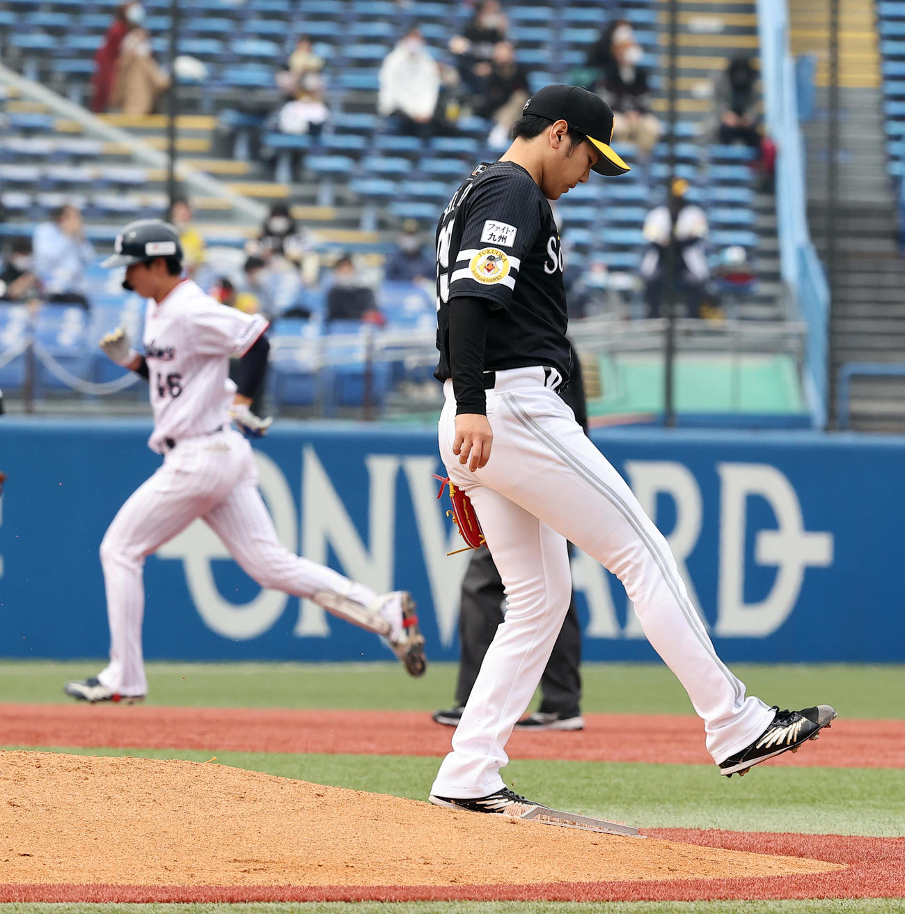 ヤクルト対ソフトバンク　3回裏ヤクルト無死、太田（後方）に先制ソロ本塁打を浴び、悔しそうにマウンドを蹴る石川（撮影・浅見桂子）