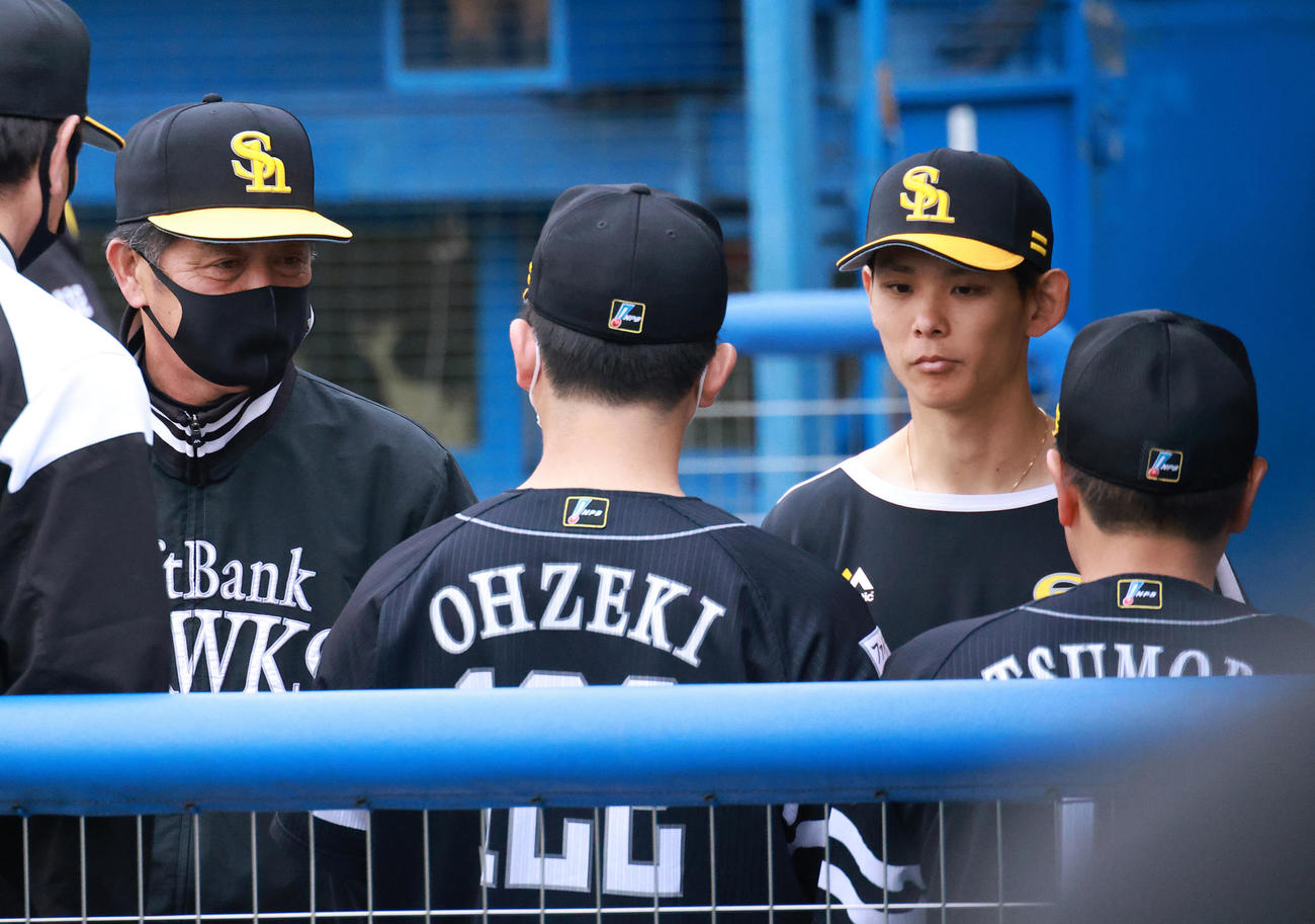 ヤクルト対ソフトバンク　右からソフトバンク津森、泉、大関を集めアドバイスする工藤監督（撮影・中島郁夫）