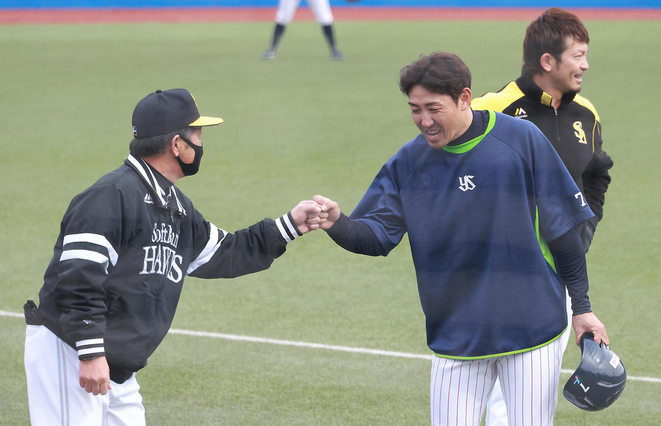 ヤクルト対ソフトバンク　ソフトバンク工藤監督（左）とグータッチするヤクルト内川。右はソフトバンク松田宣（撮影・中島郁夫）