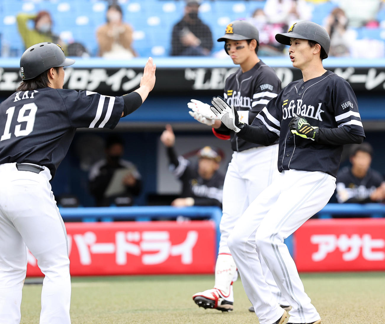 ヤクルト対ソフトバンク　6回表ソフトバンク無死、上林（右）は右中間にソロ本塁打を放ち、甲斐とハイタッチで生還する（撮影・浅見桂子）