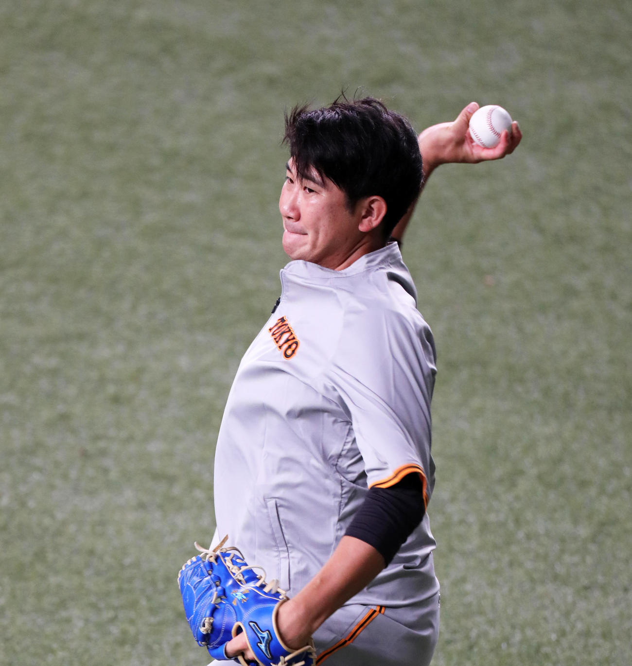 試合前にキャッチボールを行う菅野智之（撮影・清水貴仁）