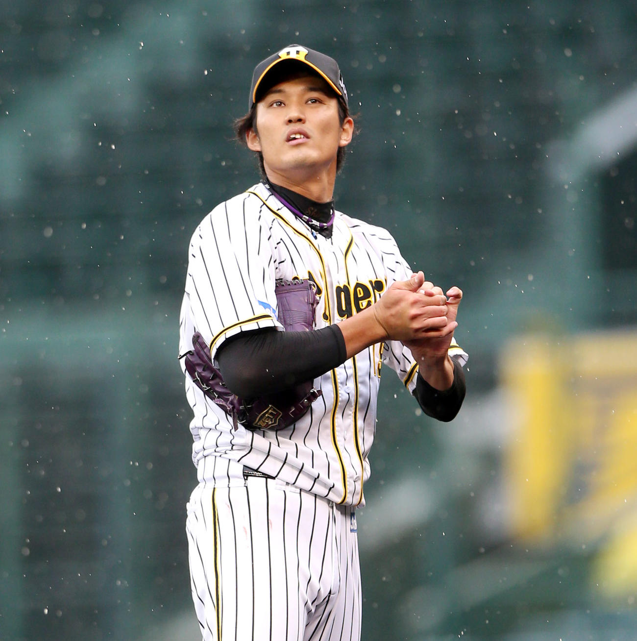 阪神対西武　雨の中投球する藤浪（撮影・上山淳一）