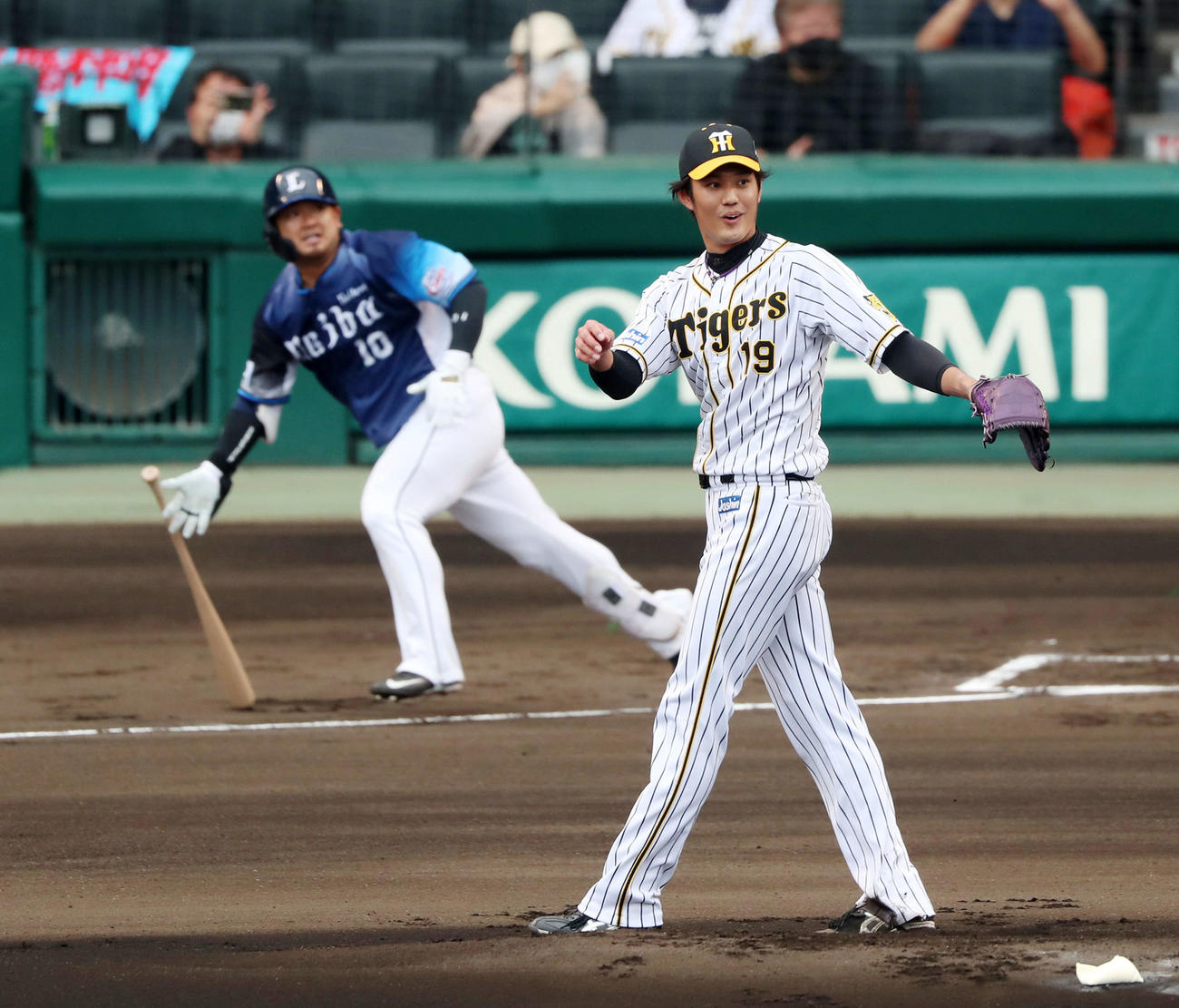 阪神対西武　1回表西武1死一塁、藤浪（右）は森に左越え適時二塁打を打たれ失点する（撮影・加藤哉）