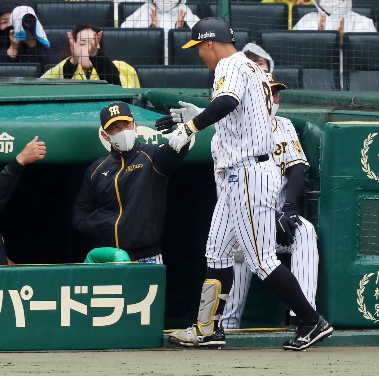 阪神対西武　2回裏阪神無死、ベンチの矢野監督は左越え本塁打を放った佐藤輝を出迎える（撮影・加藤哉）