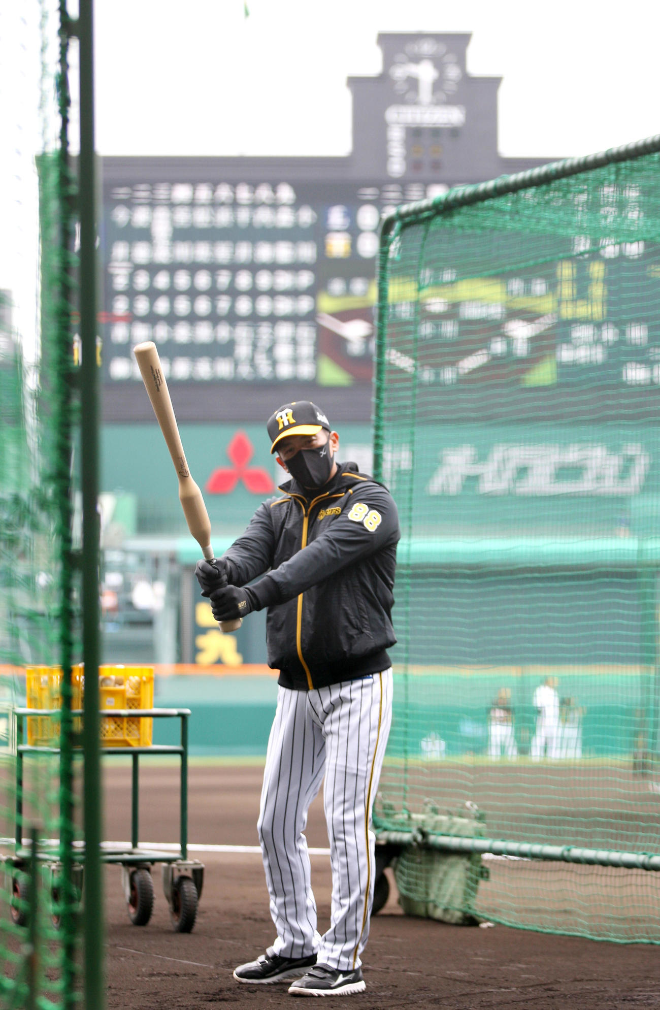 阪神対西武　試合前の練習でツチノコバットを手にする矢野燿督（撮影・上山淳一）
