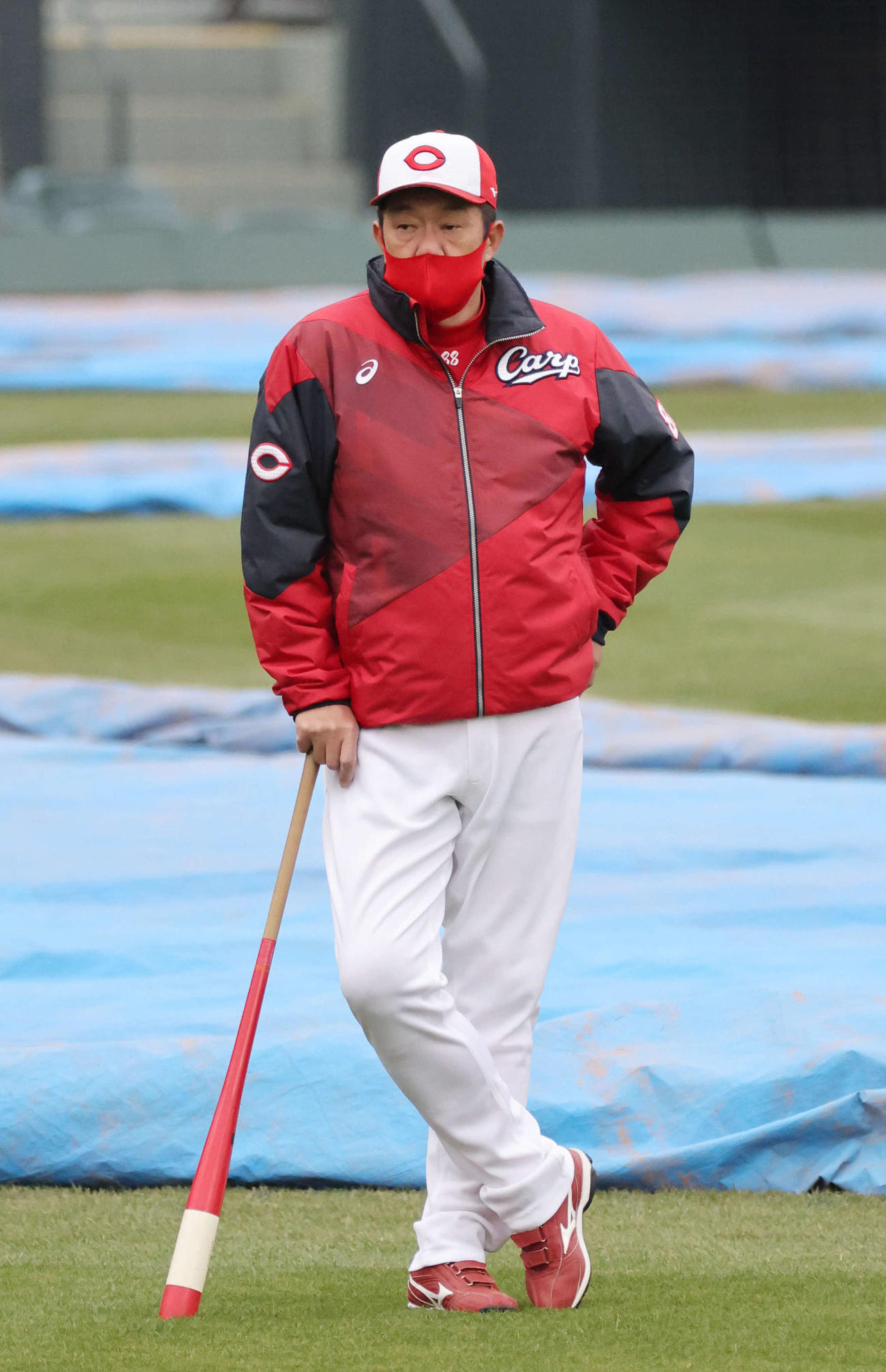 プロ野球広島対日本ハム　投手陣の練習を見守る佐々岡監督（撮影・加藤孝規）