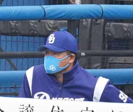 ロッテ対中日　ベンチで浮かない表情の中日与田監督（中央）（撮影・鈴木みどり）