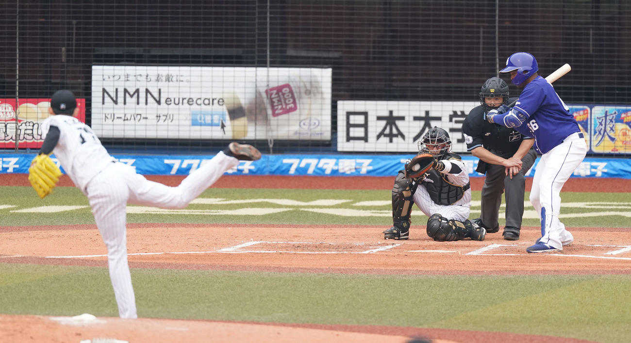 ロッテ対中日　6回表中日2死、ビシエドを見逃し三振に仕留める佐々木朗（撮影・鈴木みどり）